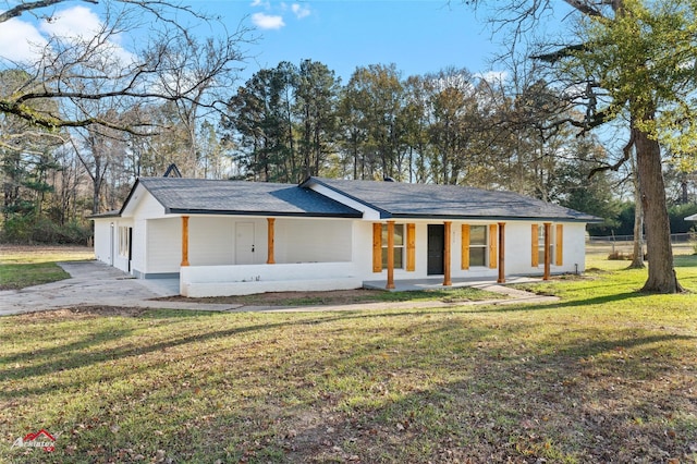 view of front of house featuring a porch and a front lawn