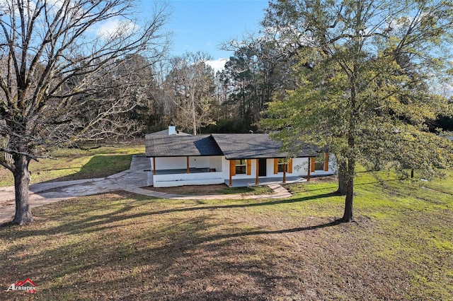 view of front of home with a front lawn