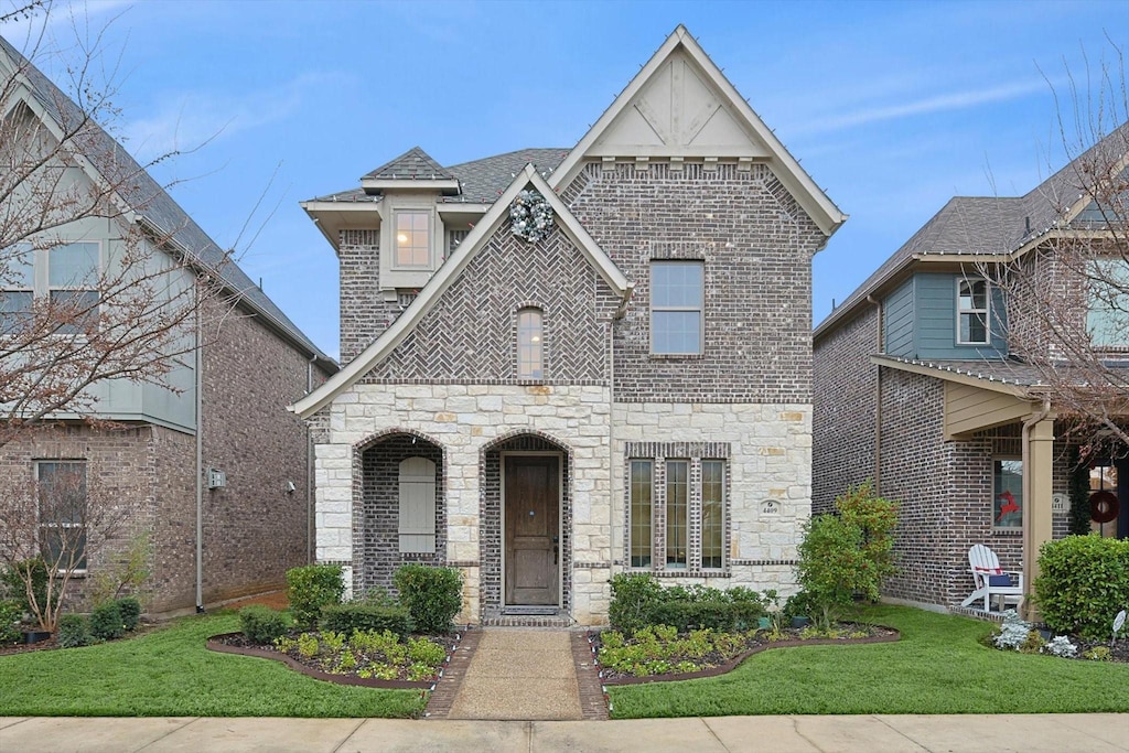 view of front of home featuring a front yard