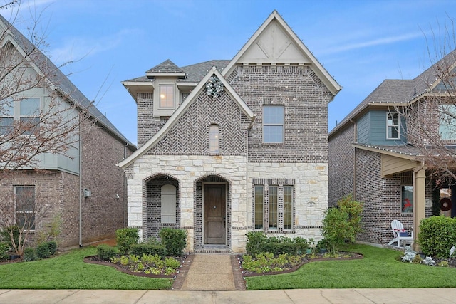 view of front of home featuring a front yard