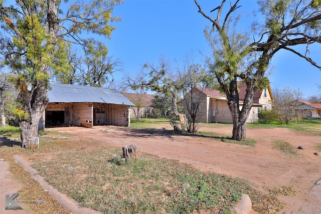 view of yard featuring an outbuilding