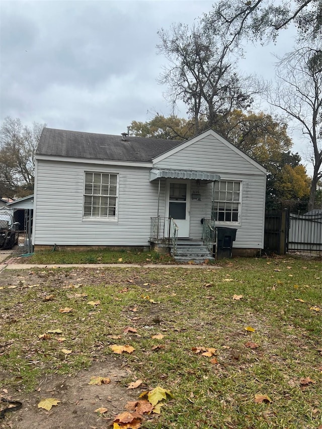 view of front of house featuring a front yard