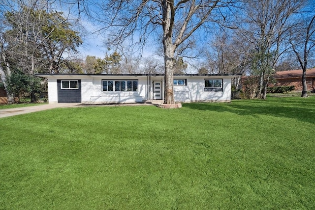 single story home featuring a front lawn