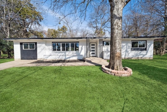 ranch-style home featuring a front yard