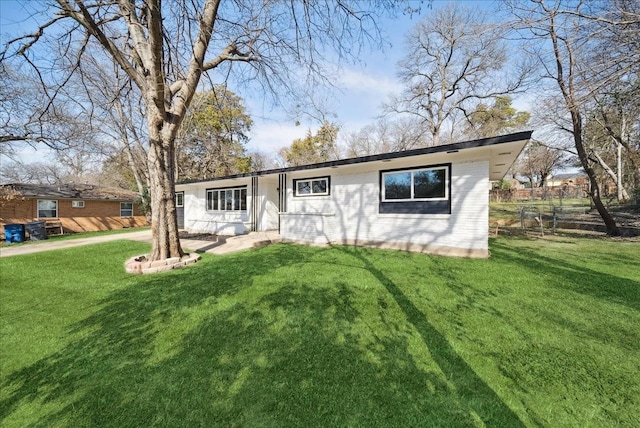 single story home with a front yard