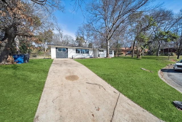 single story home featuring a front lawn