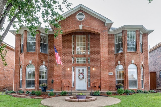 view of front facade with a front lawn