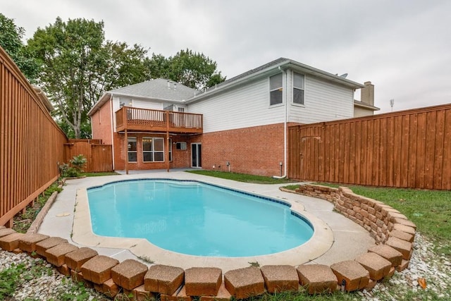 view of swimming pool