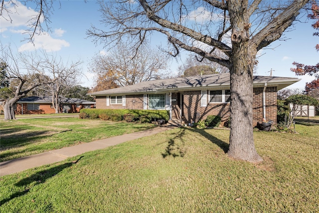 single story home with a front yard