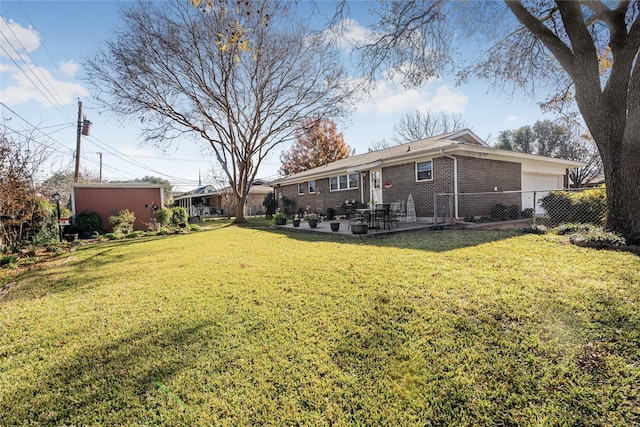 view of yard featuring a patio