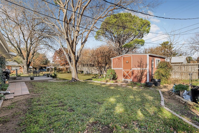 view of yard with a storage unit