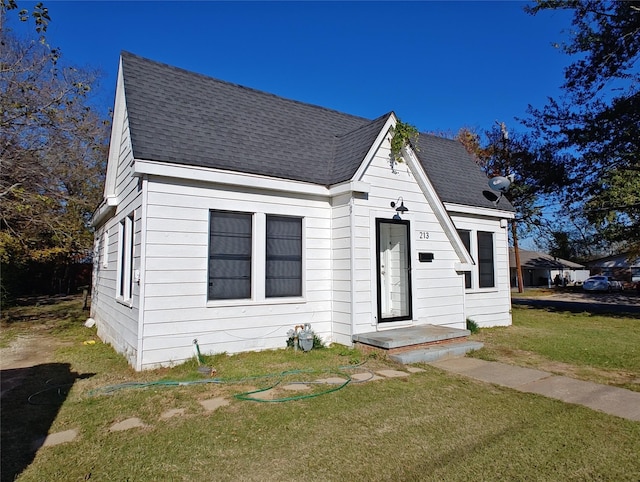 view of front of property with a front yard