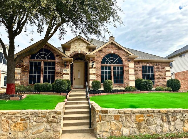 view of front facade featuring a front lawn