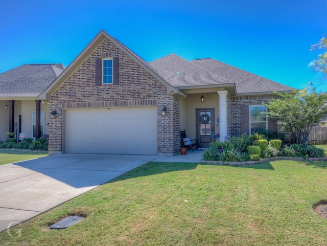 view of front of home featuring a front yard