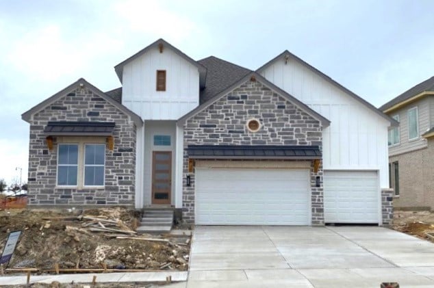 view of front of property featuring a garage