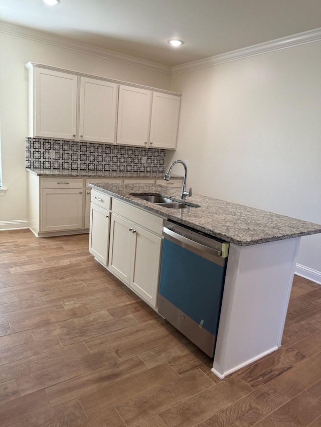 kitchen featuring dishwasher, sink, white cabinets, a kitchen island with sink, and light wood-type flooring