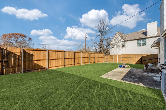 view of yard featuring a patio area