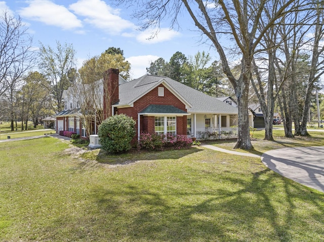 view of front facade with a front lawn and a porch