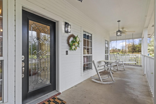 property entrance with ceiling fan and covered porch