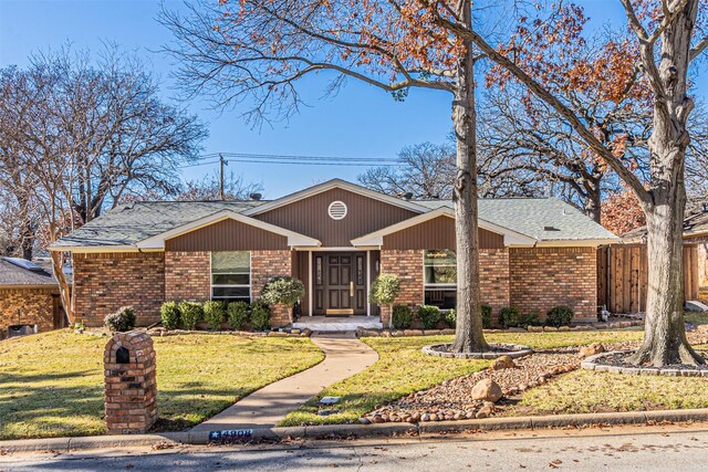 ranch-style home featuring a front lawn