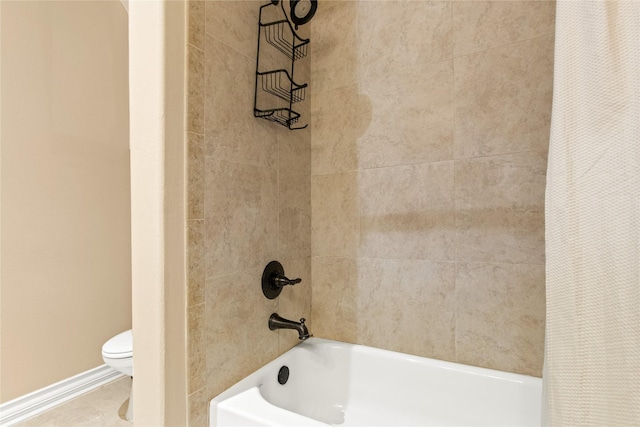 bathroom featuring toilet and shower / tub combo