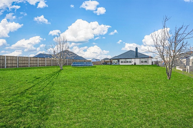 view of yard with a mountain view