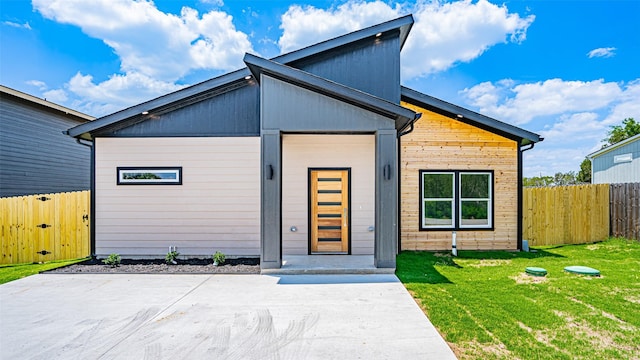 view of front of house featuring a front yard