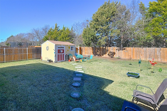 view of yard featuring a shed