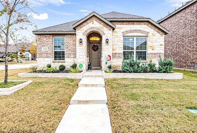 view of front of house featuring a front yard