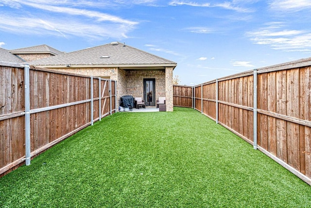 view of yard featuring a patio area