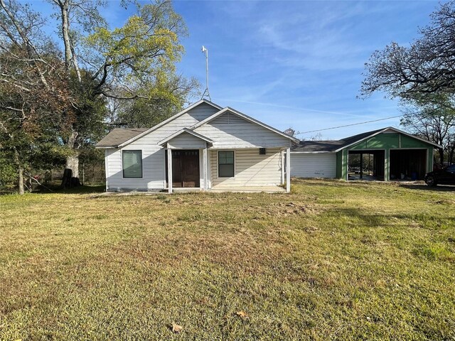 view of front of home featuring a front lawn