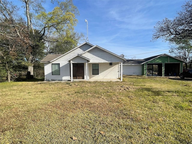 view of front of property featuring a front lawn