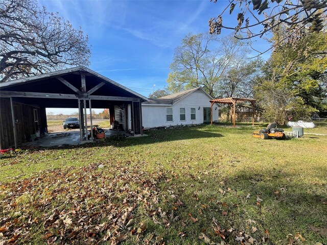 view of yard featuring a pergola