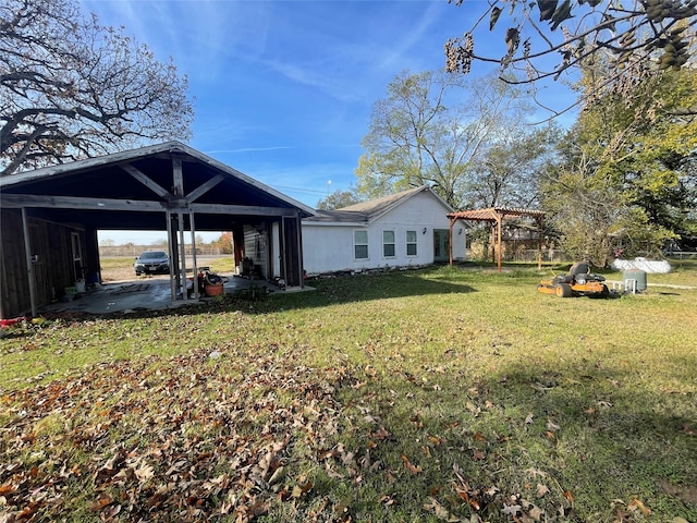 view of yard featuring a pergola