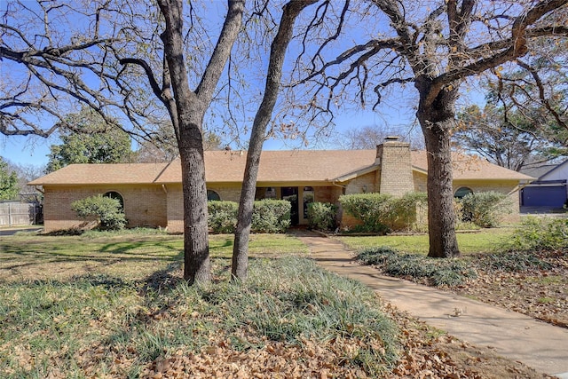 single story home with a front lawn