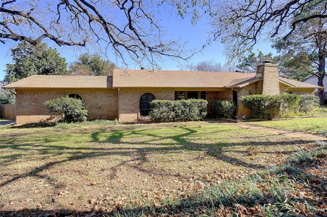 view of front of house featuring a front lawn