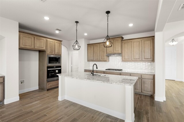 spare room featuring ornamental molding, light hardwood / wood-style flooring, and an inviting chandelier