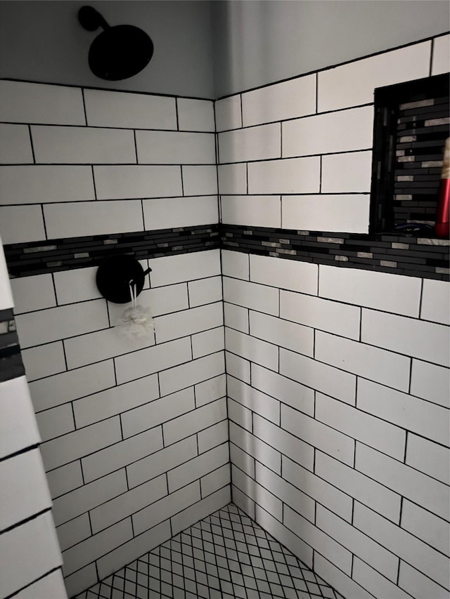 bathroom featuring a tile shower