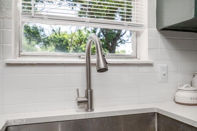 details featuring decorative backsplash