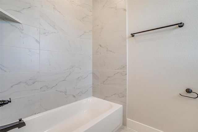 bathroom featuring tiled shower / bath combo