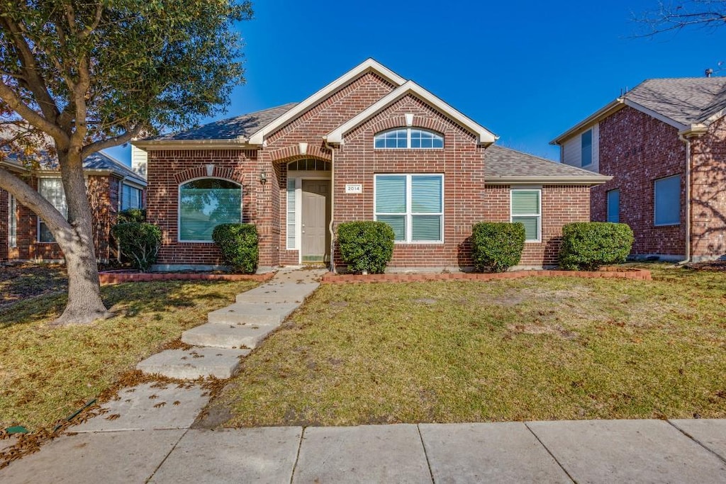 view of front of property featuring a front lawn