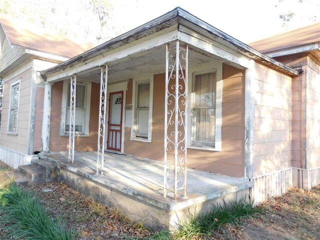 property entrance featuring covered porch