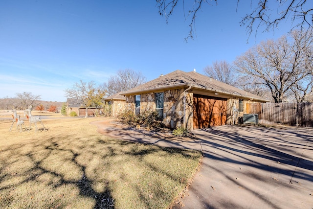 view of front of property featuring a front lawn