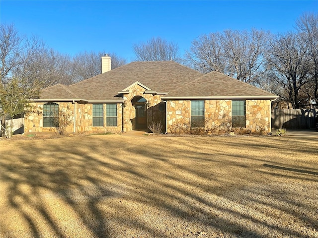 ranch-style home featuring a front lawn