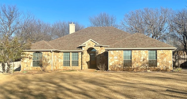 view of front of home featuring a front lawn