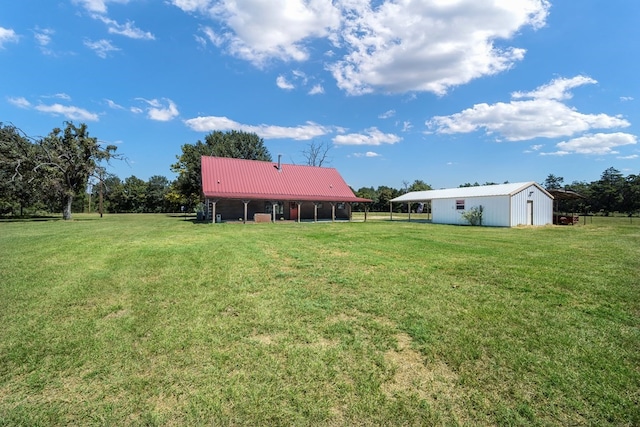 view of yard featuring an outdoor structure