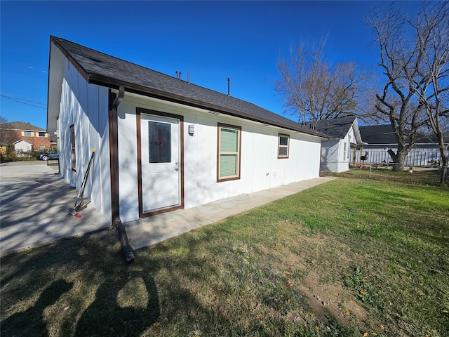 back of house featuring a yard