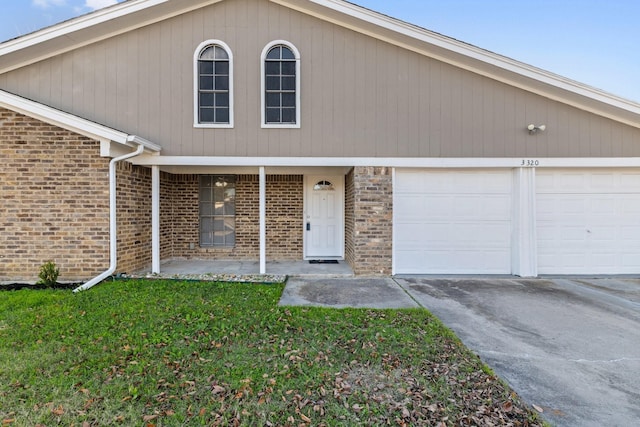 view of front facade with covered porch and a garage