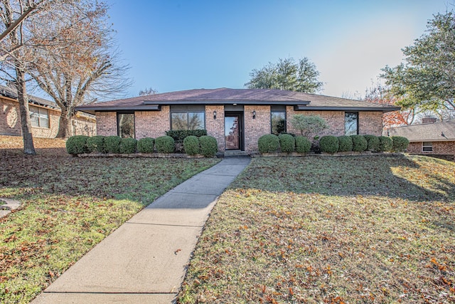 view of front of property with a front lawn