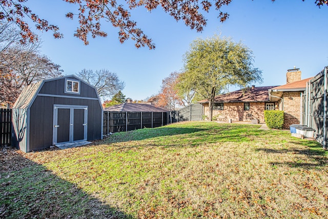 view of yard featuring a shed